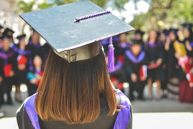 A friss diplomások 78 százaléka már egyetemi tanulmányai alatt is dolgozott, sokan mennének külföldre-