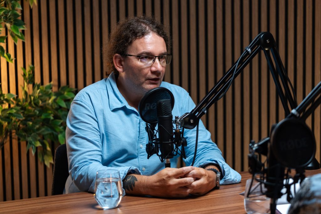 „A gépek nem veszik el a munkádat, de azok, akik fejlesztik magukat, igen.” – Beszélgetés Rab Árpád jövőkutatóval
