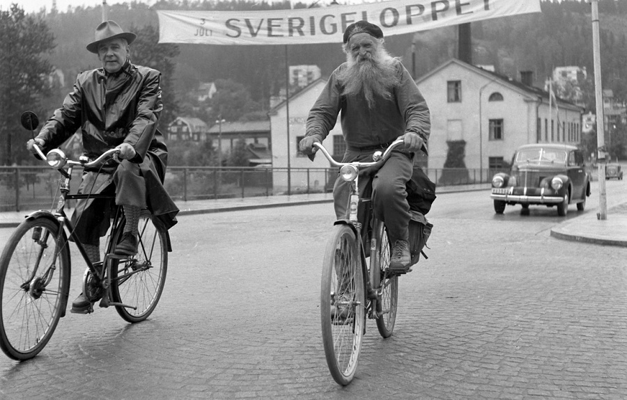 az 1951-ben 66 éves Gustaf Håkansson (az „Acél Nagypapa”), aki megnyerte a Sverigeloppet kerékpárversenyt, itt éppen Sundsvall település mellett halad el július 4-én, a fotó forrása: Norrlandsbild, Sundvalls Museum.-