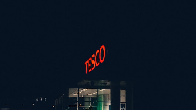 Csoportos leépítésbe kezd a magyar Tesco-