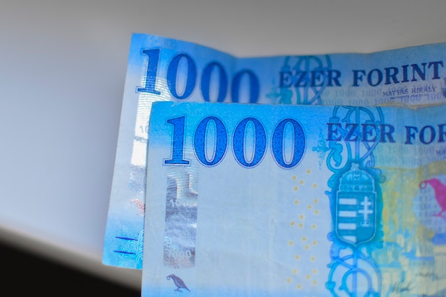 KSH: 295 600 forint volt e mediánbér februárban, 20 százalékkal csökkent a reálkereset-