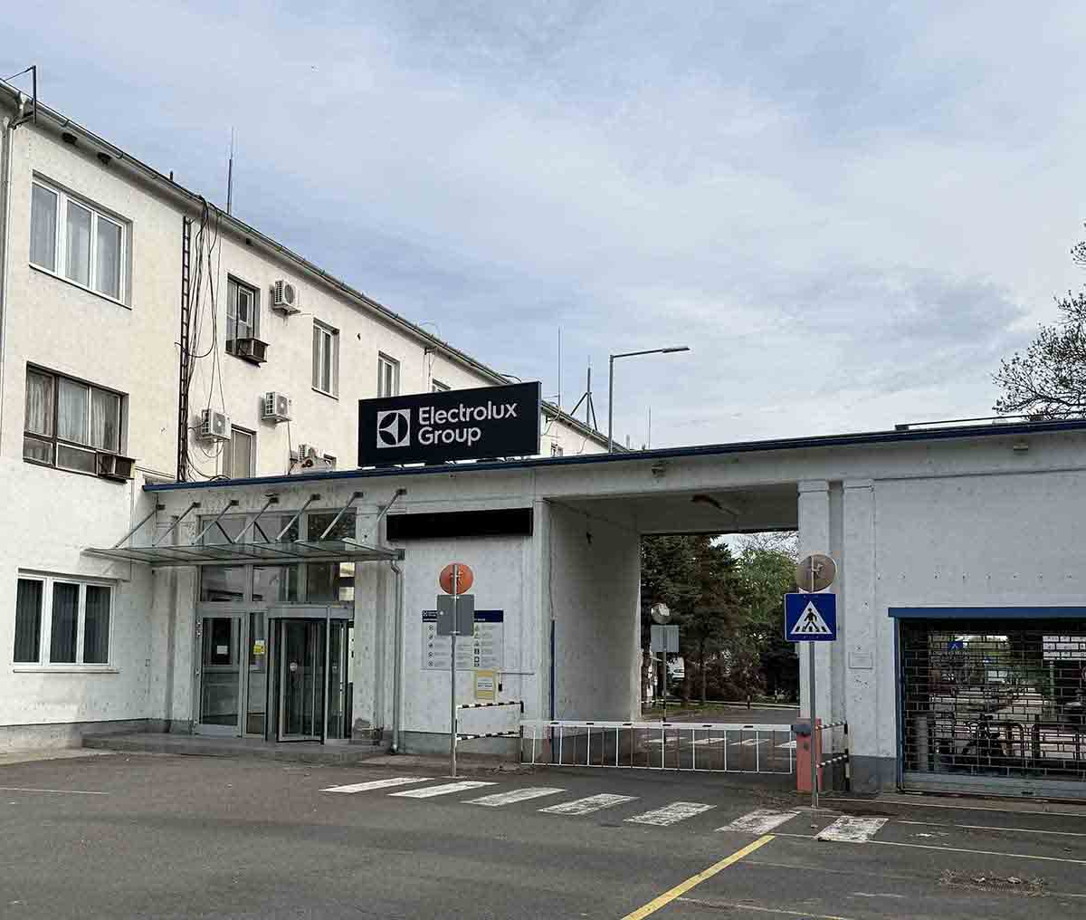 Bezár a jászberényi gyár, 600 embert küldenek el 