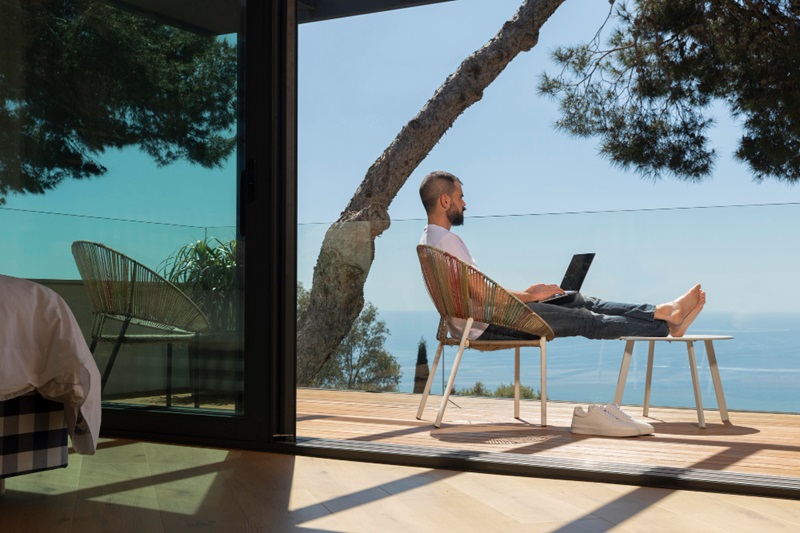 Home office külföldről: a nyár adócsapdái