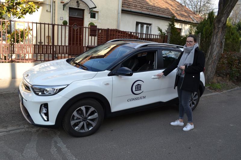 A munkatársak végül a KIA Stonic, egy kisebb városi SUV mellett döntöttek. 100 lóerős, benzines, igazi csinos kis városi autó emelt hasmagasággal.