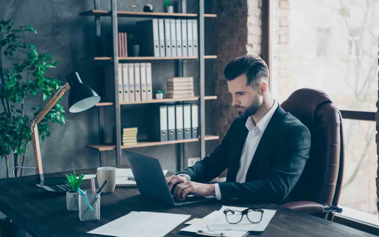 Lazább öltözet az irodában? Ezekre lesz szükséged!