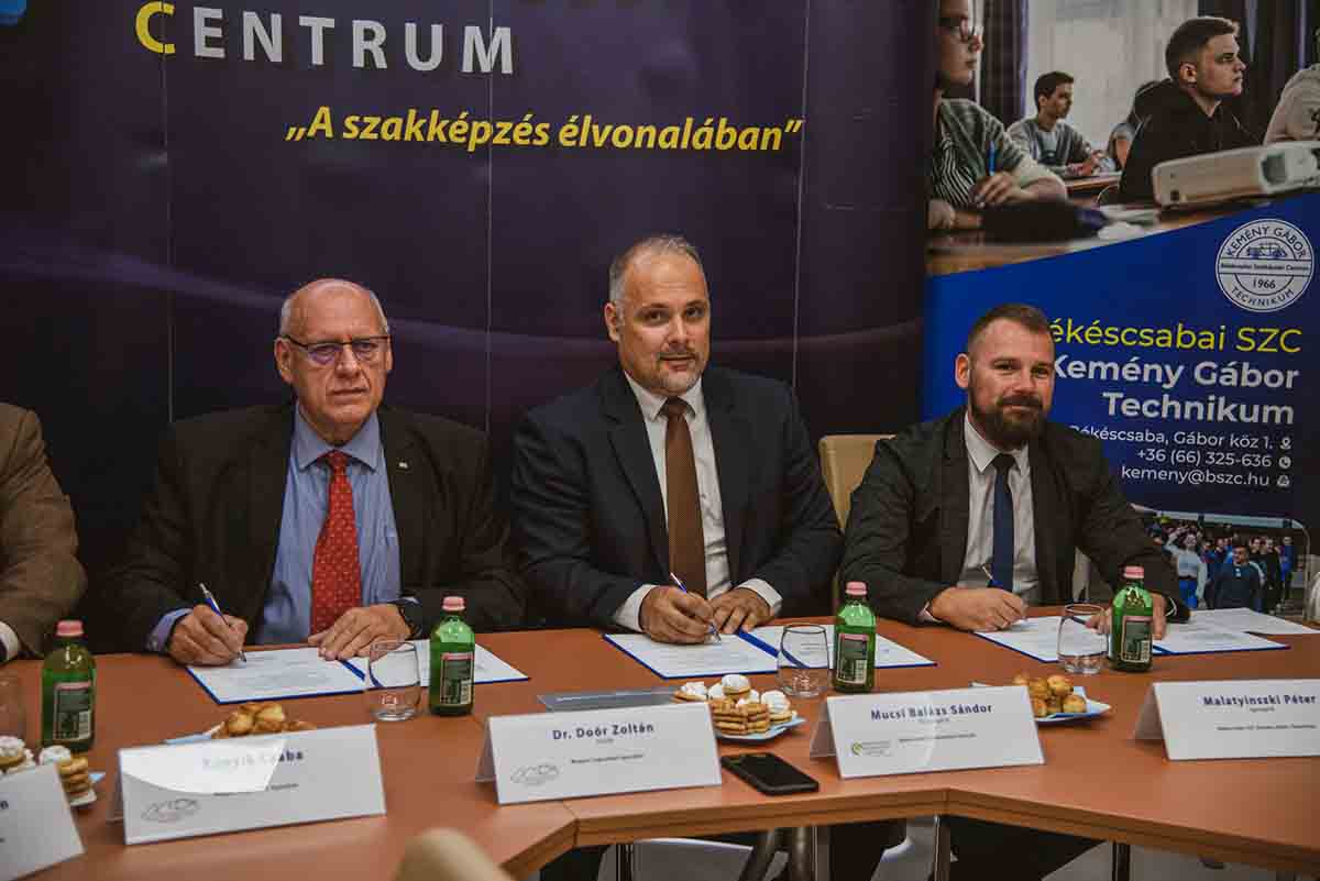 Együttműködési megállapodást írt alá az MLE és a BSZC - Fotón balról Dr. Doór Zoltán, Mucsi Balázs és Malatyinszki Péter -