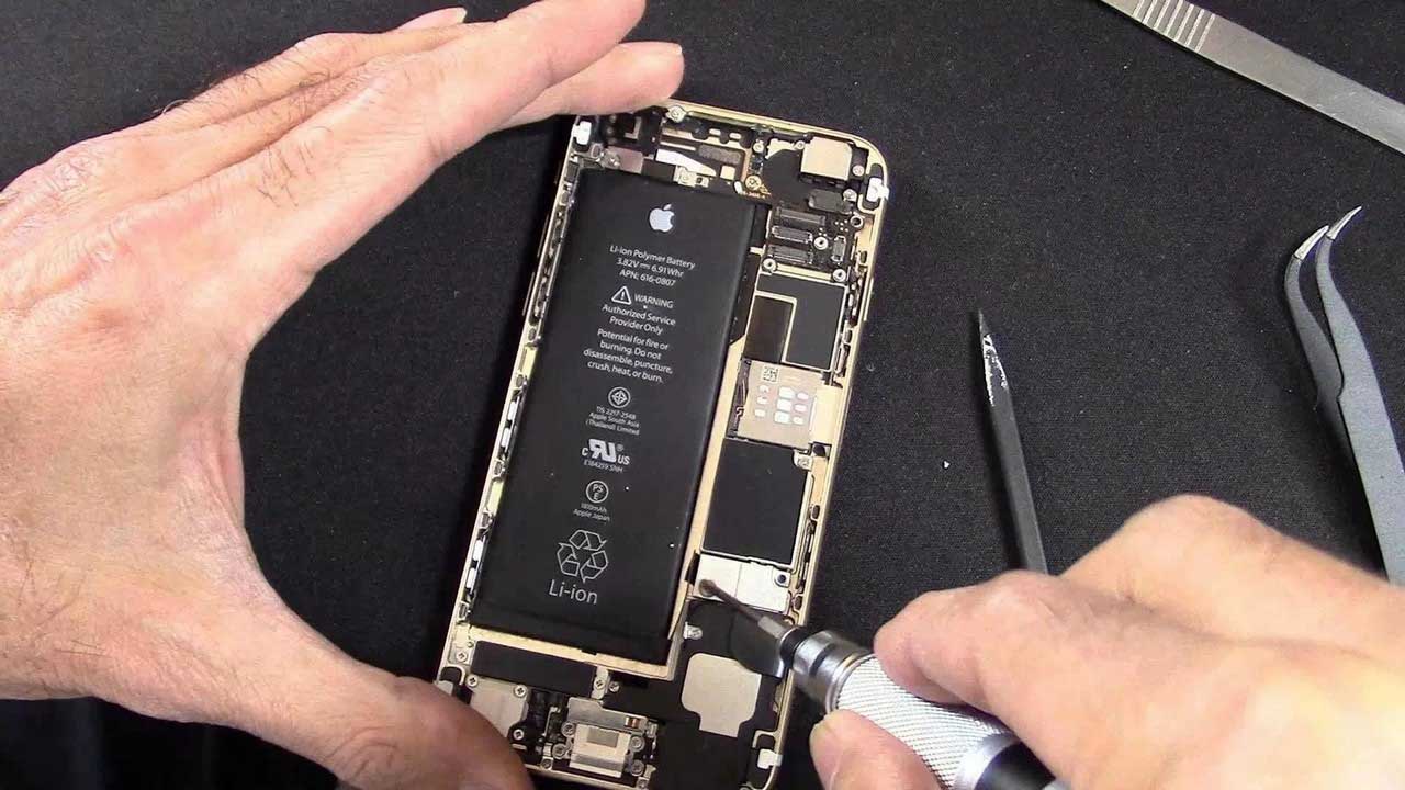 Hivatalos iPhone szerviz vagy márkafüggetlen javítás? Mikor melyik éri meg?