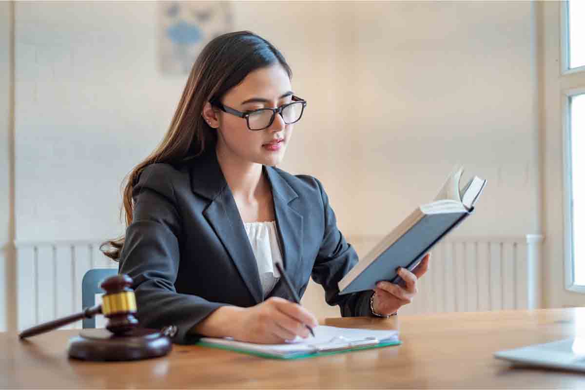 Tippek HR-eseknek: mikor forduljunk bevándorlási ügyvédhez?-