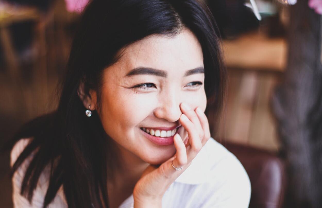 A fogproblémák nyomai az arcon és a lehetséges kezelésük