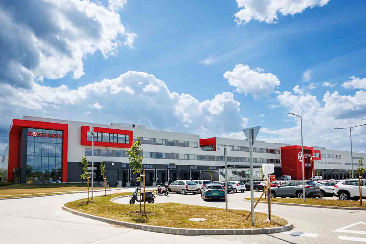 Új központtal és két új ügyvezetővel erősíti magyarországi jelenlétét a Rossmann