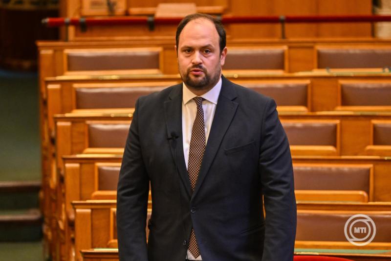Budapest, 2025. április 28. Nacsa Lőrinc, a Miniszterelnökség nemzetpolitikáért felelős államtitkára napirend előtti felszólalásra reagál az Országgyűlés plenáris ülésén 2025. április 28-án. 
