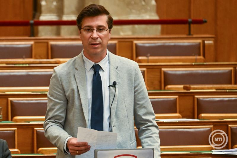Budapest, 2025. április 28. Lukács László György, a Jobbik képviselője azonnali kérdést tesz fel az Országgyűlés plenáris ülésén 2025. április 28-án. MTI/Illyés Tibor