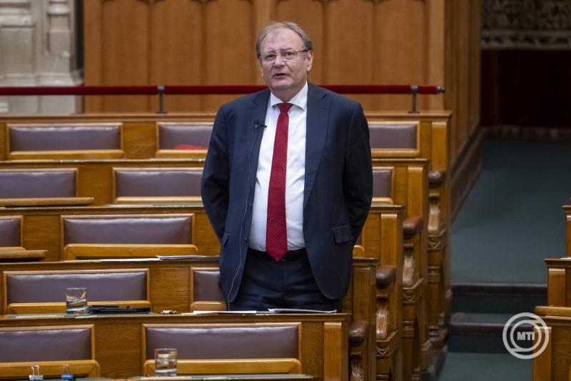 Hiller István, az MSZP vezérszónoka felszólal a kulturális örökség védelméről szóló törvény módosításának vitájában az Országgyűlés plenáris ülésén 2025. április 29-én. MTI/Balogh Zoltán