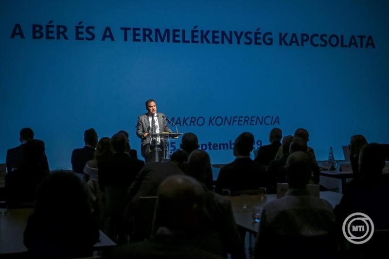 Matek a minimálbérről: Nagy Márton szerint van ok a nagy számokra