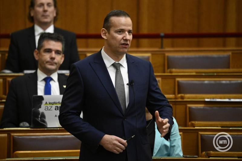 Czomba Sándor elárulta, mikorra várható a 14. havi nyugdíj bevezetése