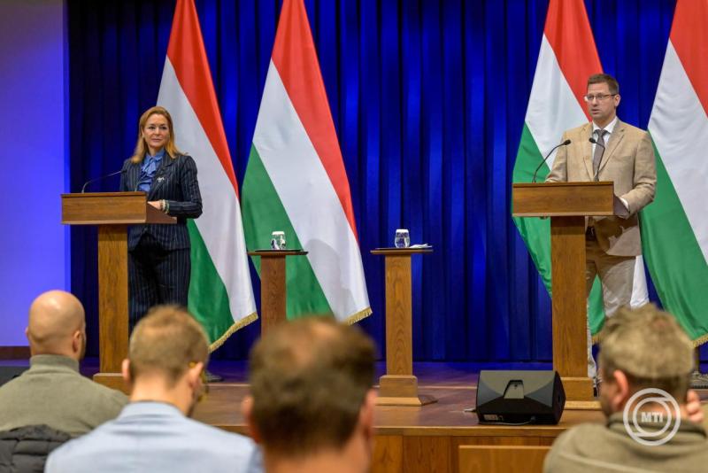 Budapest, 2025. november 13. Gulyás Gergely, a Miniszterelnökséget vezető miniszter és Vitályos Eszter kormányszóvivő a Kormányinfó sajtótájékoztatón a Karmelita kolostorban 2025. november 13-án. MTI/Bruzák Noémi