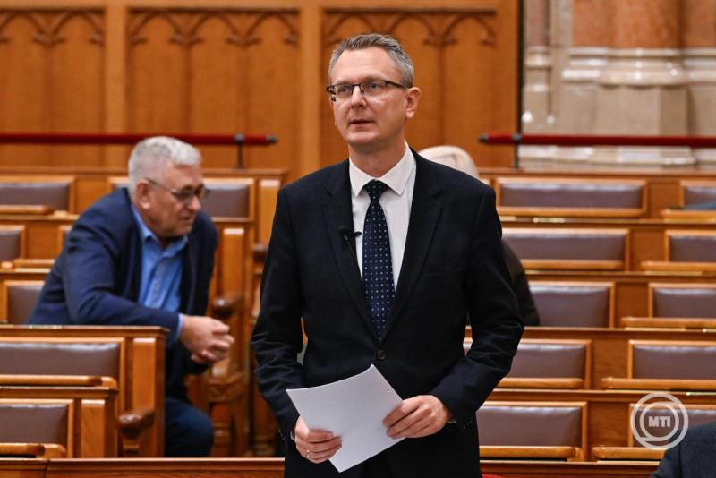 Budapest, 2025. november 24. Rétvári Bence, a Belügyminisztérium parlamenti államtitkára napirend előtti felszólalásra reagál az Országgyűlés plenáris ülésén 2025. november 24-én. MTI/Máthé Zoltán