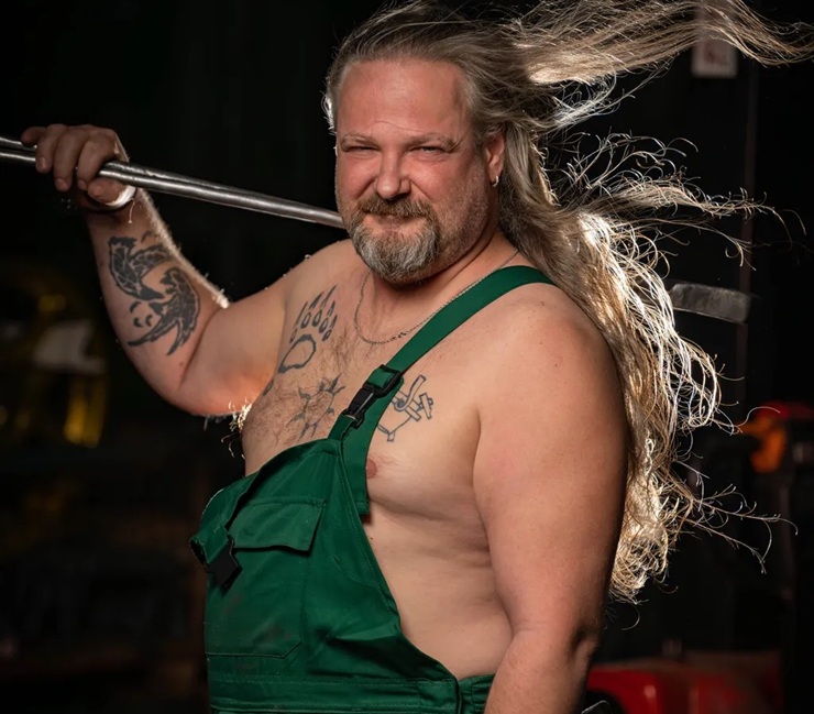 Csepeli melósok pózolnak munkaruhában (vagy anélkül) – elképesztő siker lett a naptáruk-