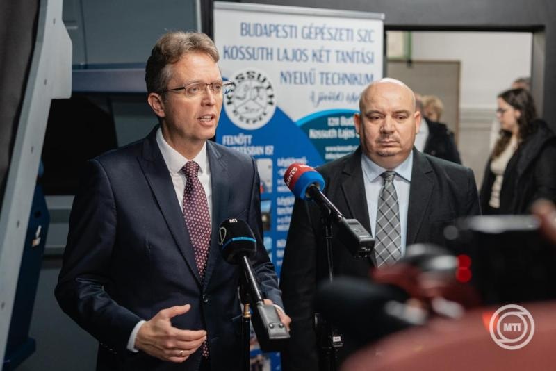 Újabb 10 százalékkal emelkedik a szakképzésben oktatók bére januártól