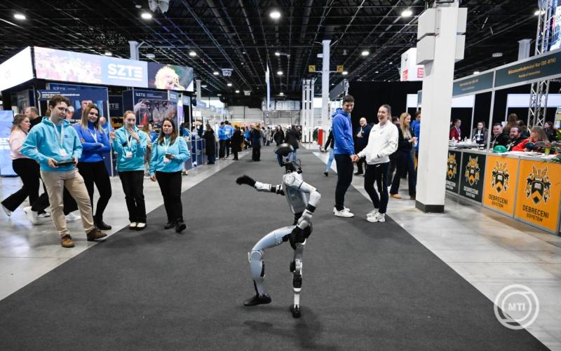 Egy robotot néznek érdeklődők a Szegedi Tudományegyetem standjánál a 26. Educatio Nemzetközi Oktatási Szakkiállításon MTI/Bruzák Noémi