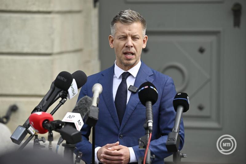 Magyar Péter csökkentené a miniszterelnöki fizetést – közben 12 milliós végkielégítéssel távoznak képviselők