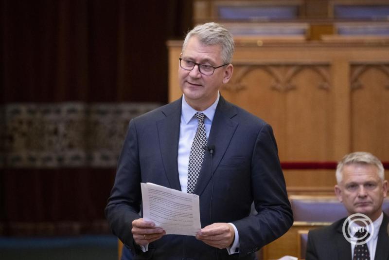 felfüggesztik a pedagógusok érté