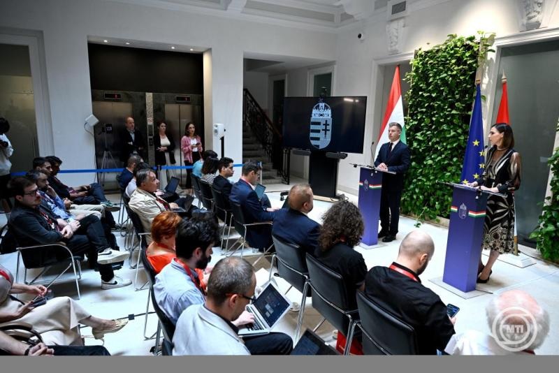 Vége a milliós fizetéseknek? Bérplafont húz a kormány az állami cégekn