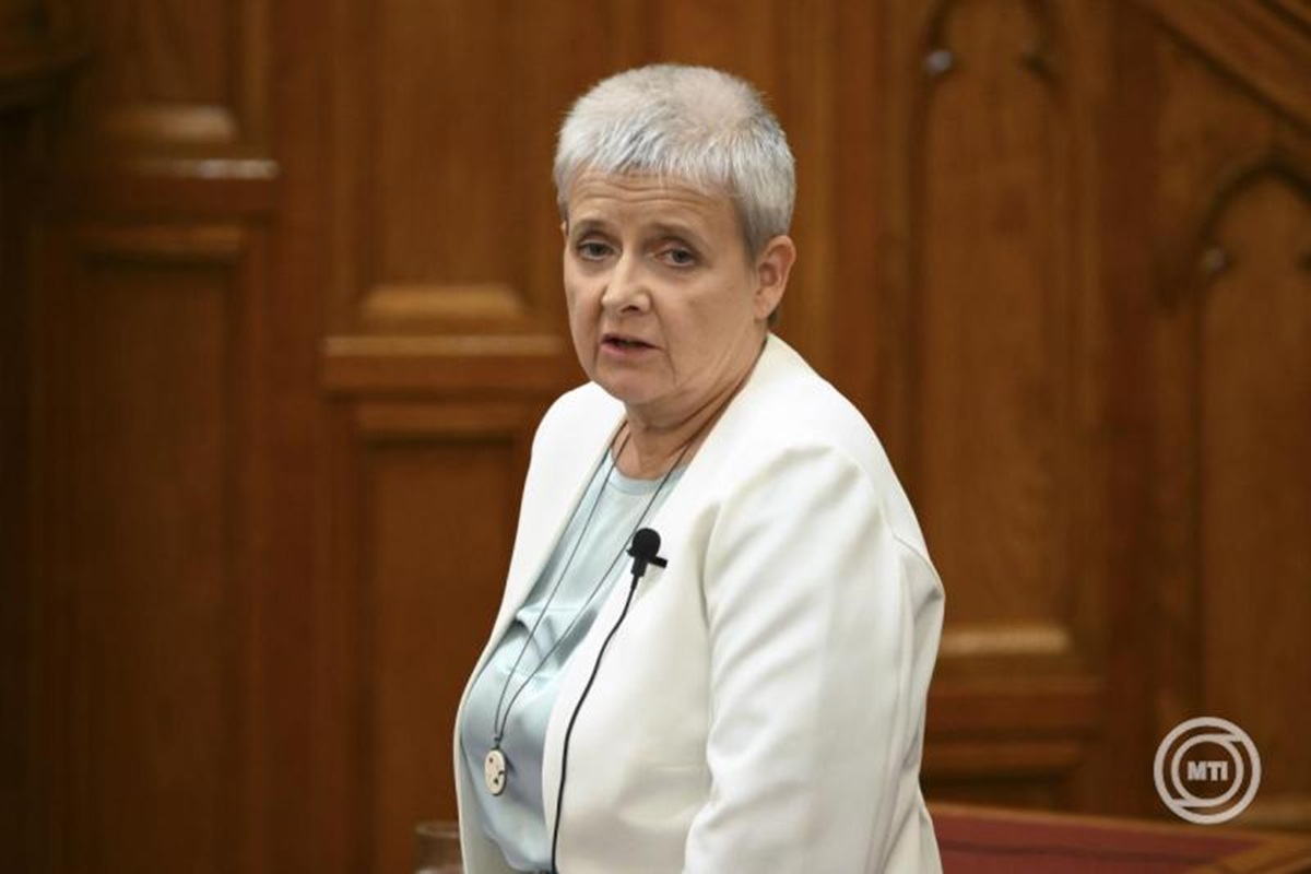 któberben jöhet a béremelés: ezt ígérte a miniszter az iskolai dolgozóknak