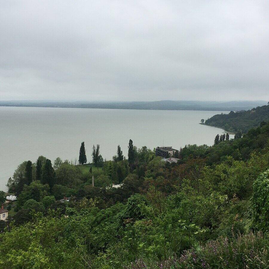 Pillantás a Balatonra Tihanyban