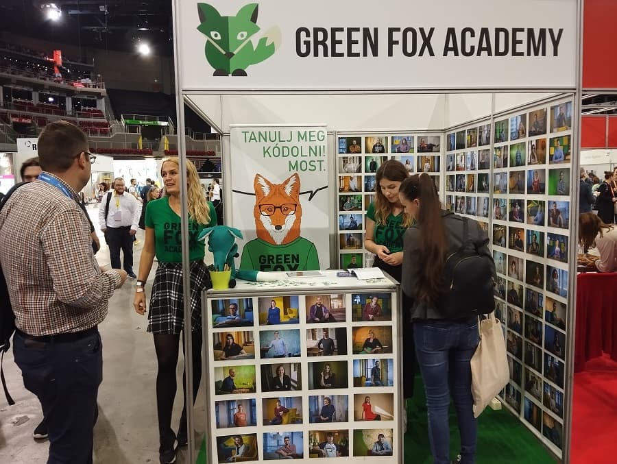 A Green Fox programozóiskola egykori diákjaival hirdeti magát