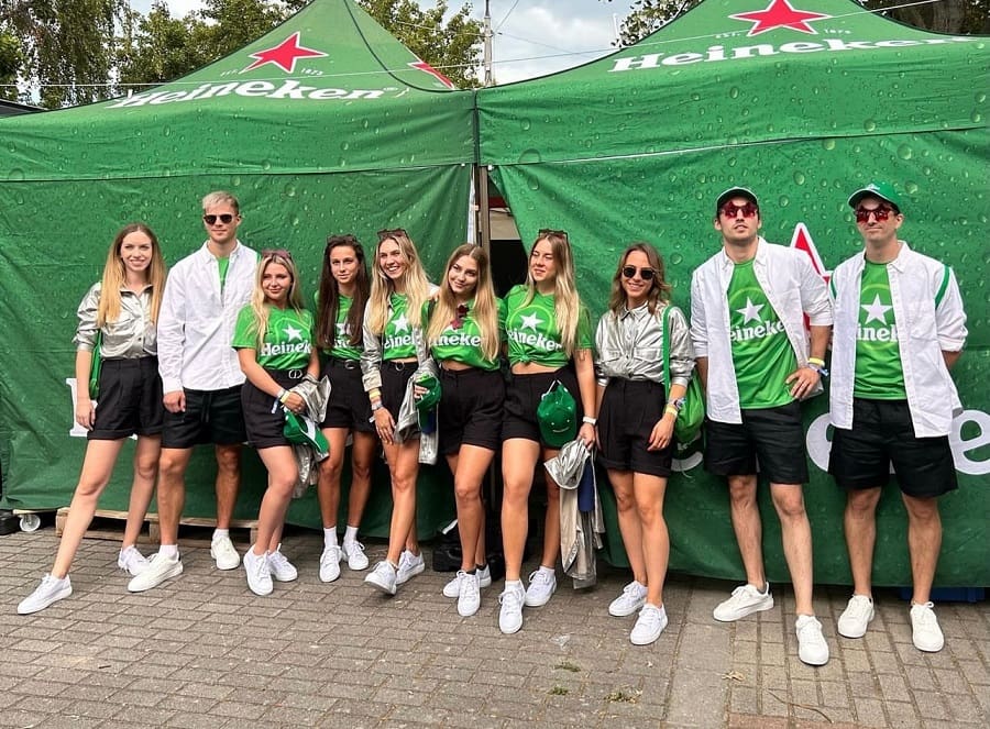 Hostessek és hostok sörmárka promócióján