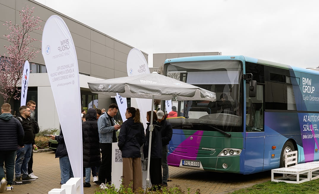 Így toboroz a BMW a karrierbusszal