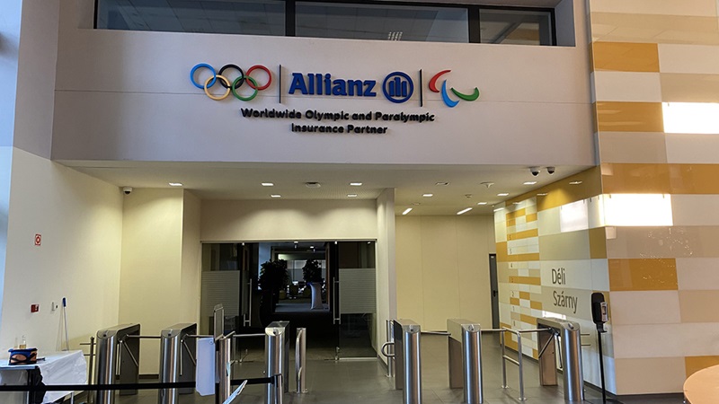 hivatalos olimpiai és paralimpiai fal a cég épületében