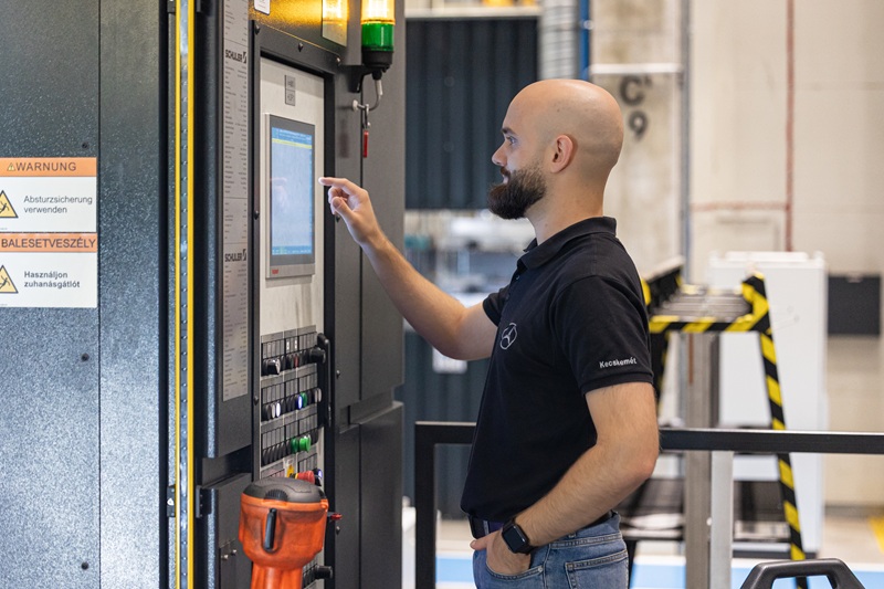 Dolgos Bálint, Mercedes. Szakmák egy napja