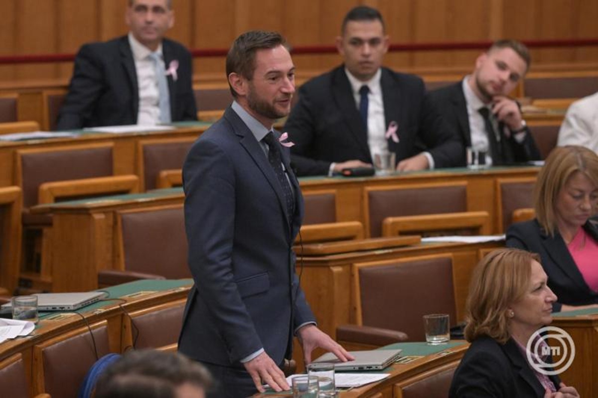 Ilyen sincs minden nap: közös karácsonyi ajándékot ad a Parlament a magyar dolgozóknak