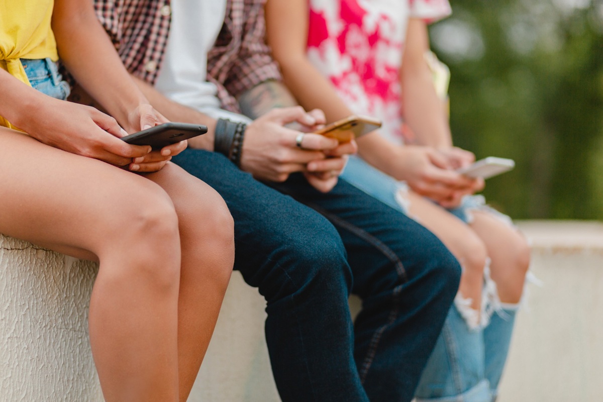 Sleeptext: már álmukban is a telefonjukat nyomkodják a fiatalok – újabb ország lépett